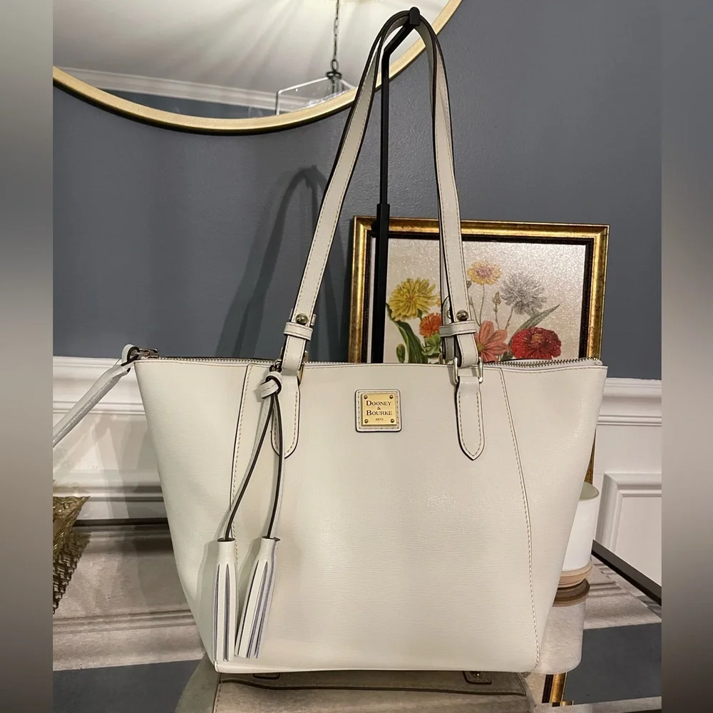 Dooney & Bourke Saffiano Maxine Tote- New without tags
